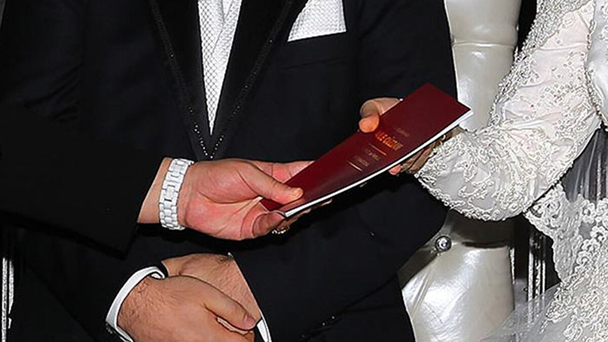 Belediye başkanı müjdeyi verdi<br><br>Cumhurbaşkanı Recep Tayyip Erdoğan tarafından 2025 yılının "Aile Yılı" ilan etmesiyle birlikte yeni evlenecek çiftlere, konut, çamaşır makinası, çeyiz seti ve nakdi destek sağlayan Şahinbey Belediye Başkanı Mehmet Tahmazoğlu, 100 bin TL’leri bulan düğün salonlarında da yeni evlenecek çiftlere hafta içi yapacakları düğünlerini 10.000 TL’ye yapabilecekleri müjdesini verdi.