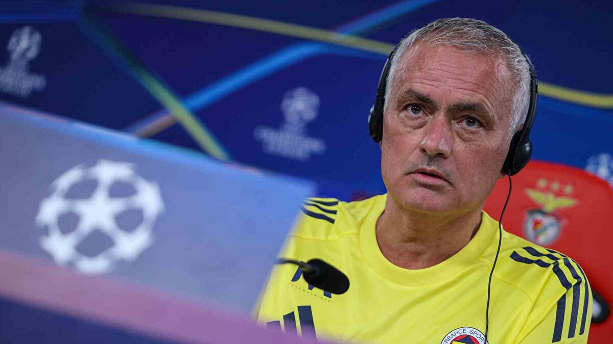 GÜNDE 1 ANTRENMAN YAPILDIĞI ORTAYA ÇIKTI<br><br>Saran, Mourinho’nun kampta günde sadece 1 antrenman yaptığını söyledi. Fakat daha sonra Mourinho’nun antrenman programı ortaya çıktı.<br>