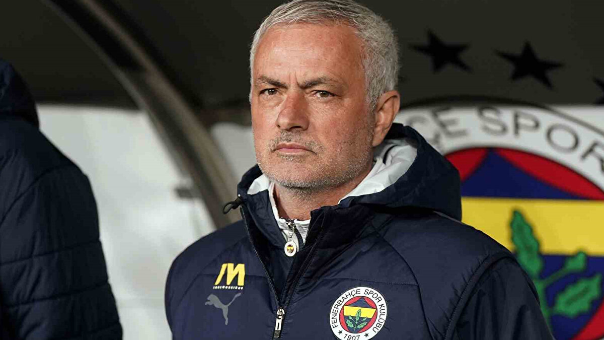 Tecrübeli teknik adam, Fenerbahçe’yi Şampiyonlar Ligi play-off turunda eleyen Benfica’nın yeni teknik direktörü olmuştu. <br>