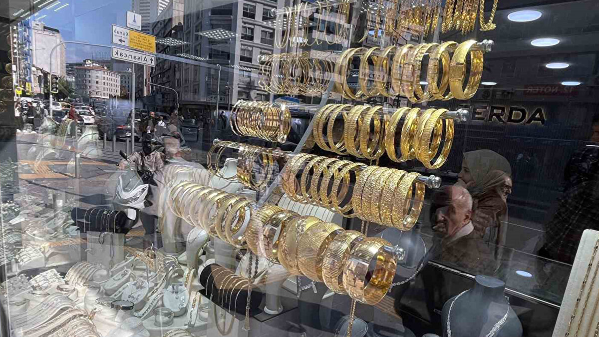 Altın fiyatlarının her geçen gün rekor tazelemesi, yatırımcıların rotasını gümüşe çevirdi. 