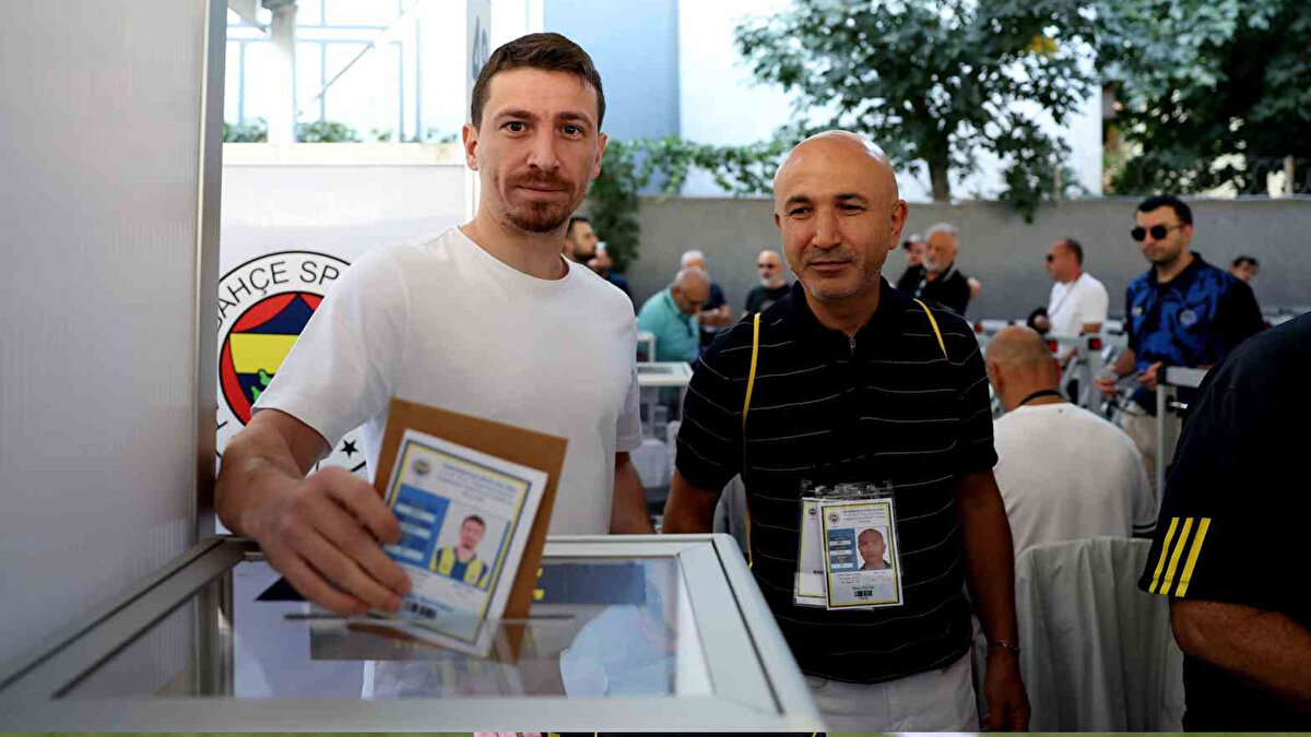 "MERT HAKAN DA KADRO DIŞI KALDI"<br><br>Mehmet Demirkol'un o sözleri: “Fenerbahçe'de kadro dışı kalan oyuncuların içinde Mert Hakan Yandaş da var. Birkaç kaynaktan bunu duydum. Domenico Tedesco, Mert Hakan'ı istememiş."<br><br>