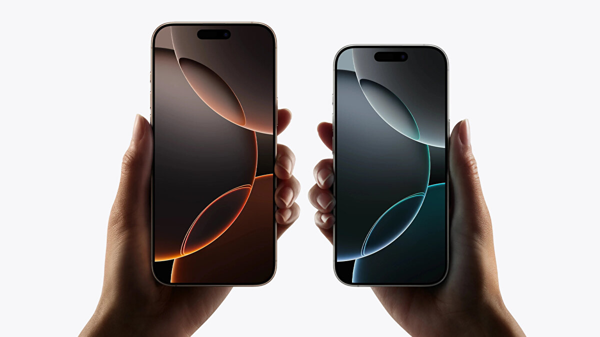 Ekran<br>LTPO+ panel, yenileme hızını 1–120 Hz aralığında daha esnek yöneteceği için animasyonlarda akıcılık sağlarken güç tüketimini düşürmeyi hedefliyor. Ön kamera için delik tercihinin ya da küçültülmüş Dynamic Island’ın konuşulması, Face ID bileşenlerinin ekrana taşınmasıyla üst bantta daha temiz ve geniş bir görünüm olasılığı doğuruyor.