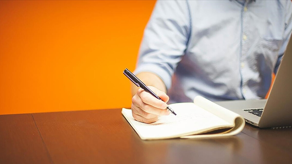 Yunanistan Parlamentosu, özel sektörün halihazırda günlük 8 saat olan çalışma saatlerini 13 saate kadar artırabilmesine imkan sağlayan yasa tasarısını kabul etti. Yunan hükümeti, değişikliğin işgücü piyasasını daha esnek ve verimli hale getireceğini savunuyor.