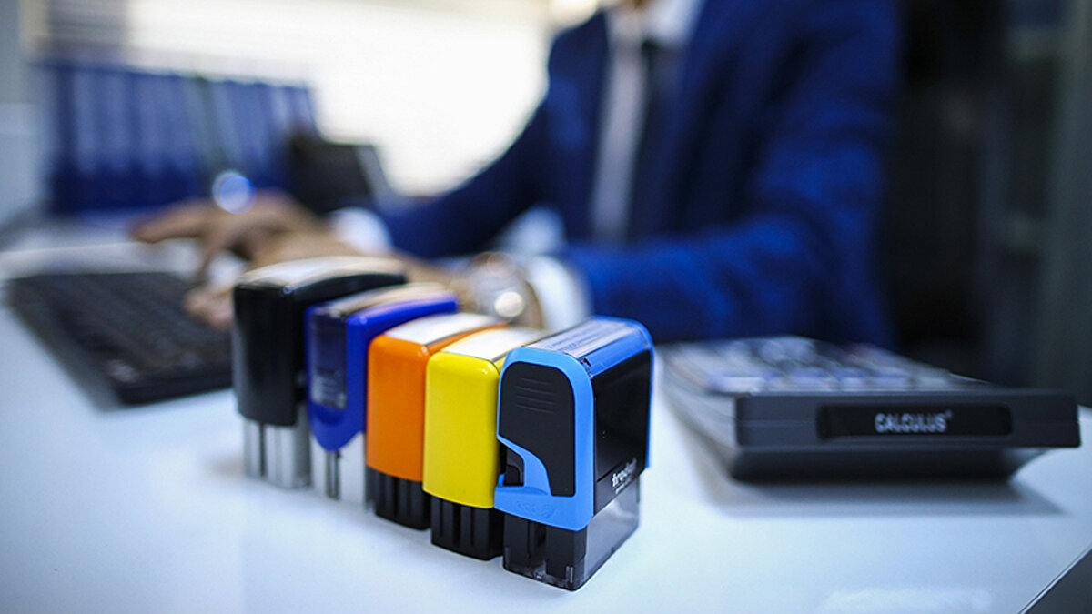 Tercihe dayalı bir sistem olacak ve sadece özel sektörü etkileyecek olan değişiklik, ayda en fazla üç gün, senelik ise en fazla 37 iş günü uygulanabilecek. Parlamentonun onayladığı yasa, ayrıca çalışanları fazla mesai yapmayı reddetmeleri halinde işten atılmalarına karşı koruyacak.