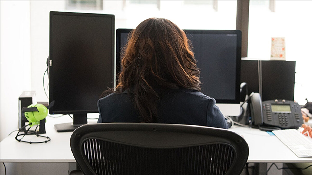 Sendikalar, söz konusu yasanın kayıt dışı çalışmanın yaygın ve ortalama ücretlerin düşük olduğu ülkede işçilerin pazarlık gücünü ellerinden aldığını savunuyor. Özel sektörün çalışma saatlerini uzatmasına imkan sağlayan değişiklik, bu ay ülke genelinde protestolar ve iki büyük greve neden olmuştu.