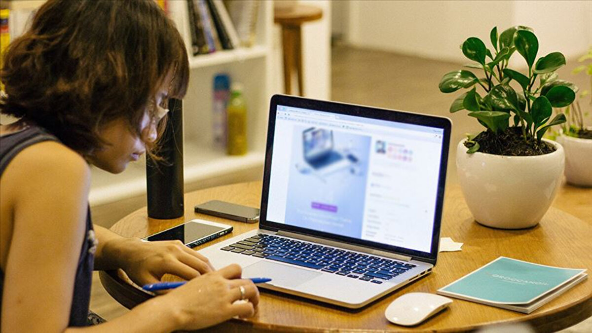 Yunanistan, yaklaşık 40 saat haftalık ortalama çalışma süresi ile Avrupa’da çalışma sürelerinin en yüksek olduğu ülkeler arasında yer alıyor. Haftalık çalışma süreleri Almanya’da ortalama 34, Hollanda’da ise 32 saat seviyesinde bulunuyor. Yunanistan, ekonomik büyüme sağlamak amacıyla geçtiğimiz yıl da belirli sektörler için haftada altı gün çalışma uygulaması getirmişti.