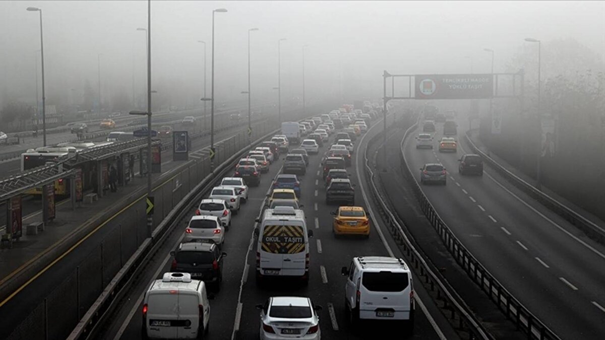 Çağlayan, "Bu yüzden sağlık için çok önemli. Partikül madde hava kirliliği, her yıl yaklaşık 7,8 milyon erken ölüme neden oluyor." ifadelerini kullandı.<br><br>Rapora göre, hava kirliliğinin düzeyi Dünya Sağlık Örgütü'nün önerdiği seviyeye çekilirse Türkiye'de yılda en az 60 bin hayat kurtarılabilir.