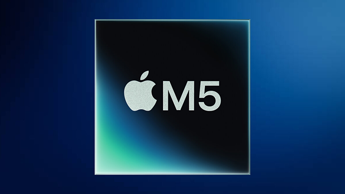 Neural Engine<br>Geliştirilmiş 16 çekirdekli Neural Engine, GPU içi hızlandırıcılarla birlikte çalışarak M4 işlemcisine göre daha veriml bir AI deneyimi sunuyor. Apple’ın verdiği örneklerde ilk token süresi M4’e göre 3,6x hızlanıyor. Ve AI işlerinde M5 işlemcisi fark atıyor.