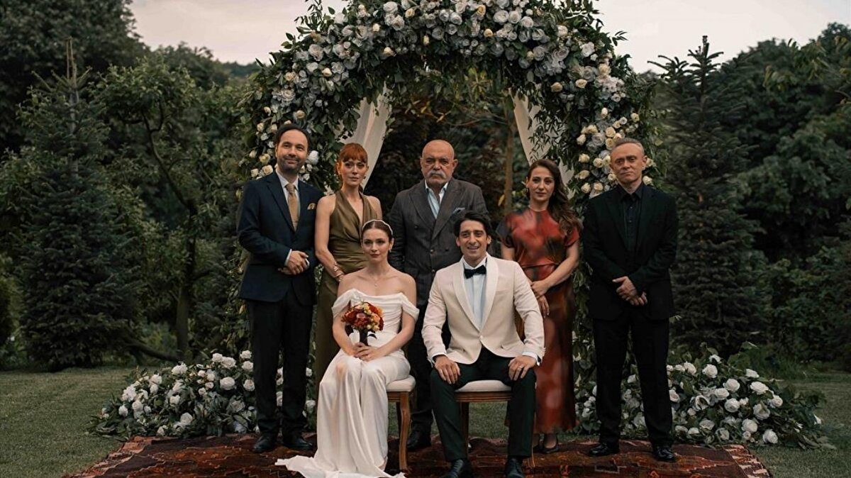 Serra Arıtürk kimdir? <br><br>22 Haziran 1998, İstanbul’da doğan Arıtürk, Müzisyen, youtuber, dizi film oyuncusu. İstanbul Acıbadem Üniversitesinden mezun olan Serra Arıtürk, çocukluktan itibaren müziğe ilgi duyarak gitar çalmış, güzelliği ve sesi ile de dikkat çekmiştir.