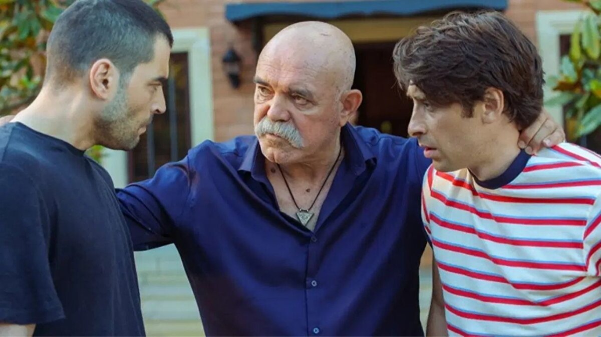 Akın Akınözü kimdir?<br><br>
22 Eylül 1990 yılında Ankara’da doğan Akınözü, Berkeley’de bulunan University of California’da matematik eğitimi alan Akınözü "Muhteşem Yüzyıl: Kösem", "Arkadaşlar İyidir", "Aslan Ailem", "Payitaht: Abdülhamid", "Hercai" gibi yapımlarda rol aldı.