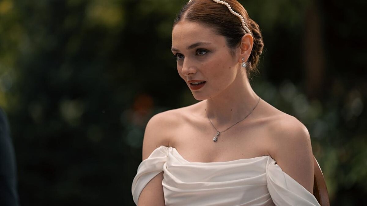 Youtuber olarak da tanınan Serra Arıtürk, şarkı çalışmalarına devam etmektedir. Çeşitli Coverlar ile üne kavuşan Arıtürk, arkasından ise 2019 tarihinde “Kendimi Bilmeden” adlı parçayı çıkarmıştır. Amy Winehouse fanatiği olan Serra Arıtürk bunu her röportajında dile getirdi.<br><br><br>Tecrübeli oyuncu, ilk oyunculuk deneyimini 2021 yılında Aşkın Tarifi dizisinde yaşadı. Dizide Naz Soyluer karakterini canlandırmıştı<br>