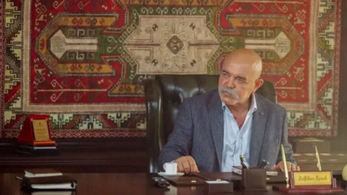 Veliaht dizisi konusu nedir? <br><br>İstanbul Esenler Otogarı’nda geçen dizide; aile içi güç savaşları ve büyük bir aşk öyküsü ekrana taşınıyor. Veliaht’ın ilk fragmanı da yayınlandı. Karslı Ailesi’ni ilk kez birlikte gördüğümüz tanıtımda bir düğün sahnesinde aile içi kıyasıya mücadelelerin ilk sinyalleri veriliyor.