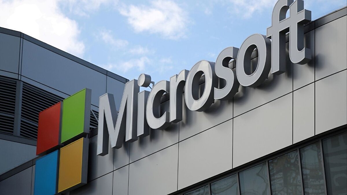 Dosyalarla etkileşen yapay zeka<br><br>Microsoft’un en dikkat çekici yeniliği ise Copilot Actions. Daha önce web üzerinden test edilen özellik artık dosyalarda da bulunacak.<br><br>Yeni “deneysel modda” Capilot’a komutlar verilecek, yapay zeka tıpkı bir insan gibi “tıklayarak, yazıp kaydırarak” bu komutları yerine getirecek. Güvenlik açısından ise yapay zeka sadece kullanıcının izin verdiği dosyalara erişebilecek<br><br>Aynı zamanda Microsoft bu özelliği “ yavaş ve temkinli” bir şekilde test etmeye devam edeceğini belirtti.