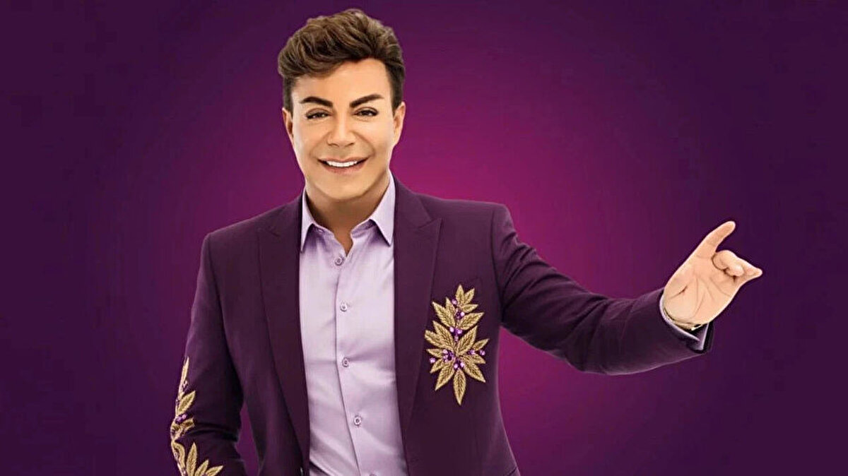 Ece Erken Fatih Ürek'in Son Durumu Hakkında Bilgi Verdi<br><br>Erken, "Eğer iyi bir kalp masajı yapılmasaydı hayata döndükten sonra felç kalabilirmiş. Şu an da uyutulmasının sebebi ise kalbinin durması. Beyinde hasar olmasından endişe ediliyor, bunun kontrolleri uyutulurken yapılacak." diye konuştu.<br><br>Tv8'de "Gel Konuşalım" programına konuşan Erken, kalp krizi geçiren Ürek'i hastanede ziyaret ettiğini belirterek "O sabah uyanmış yardımcısından kahve istemiş ve camı açmış 'İçerisi çok sıcak' diye. Sonra da 'Çok soğuk' deyip camı kapatmış. Yani, kalp krizi kendini hissettirmiş." dedi.<br><br>"Kalbi sıkıştığını söyleyince ise hemen ambulansı aramışlar" diyen Erken, "3 dakika içinde ambulans gelmiş 20 dakika masaj yapmışlar, kalbi durmuş yeniden hayata dönmüş. Şu an yoğun bakımda." ifadelerini kullandı.