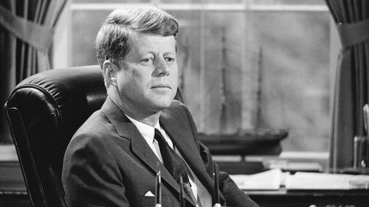 ‘Tehlikeli ama dengesiz bir sivil’<br><br>KGB raporlarında Oswald, “tehlikeli ama dengesiz” bir sivil olarak tanımlandı. Sovyet lideri Nikita Hruşçov’un belgelerde yer alan ifadesi, Oswald’ın ideolojik olarak kararsız olduğunu ve devlet sırlarına erişim hakkı verilmemesi gerektiğini vurguluyor. Moskova, suikast sonrası olası provokasyonlara karşı dikkatli olunması talimatı verdi.<br><br>Tarihi dosya ABD’ye teslim edildi<br><br>ABD açısından dosya, Sovyetler’den Oswald hakkında resmi bilgi talebinin ve diplomatik kanallardan iletilen belgelerin doğrulanması açısından büyük önem taşıyor. Belgeler, hem Sovyetler’in hem de ABD’nin suikast sonrası yürüttüğü gizli bilgi alışverişini resmi olarak belgeliyor.