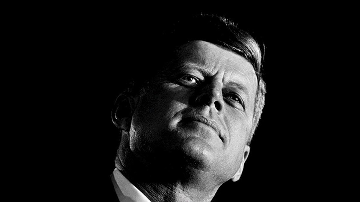 Rusya, ABD Başkanı John F. Kennedy suikastına dair 350 sayfalık KGB belgelerini ilk kez kamuoyuna sundu. Belgeler, suikastın faili Lee Harvey Oswald’ın Sovyetler’deki yıllarını ve dönemin Sovyet lideri Nikita Hruşçov’un sürece ilişkin tepkilerini içeriyor.