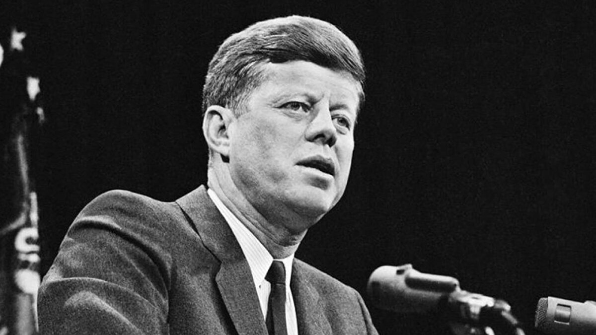 KGB belgeleri ilk kez açıklandı<br><br>“ABD Başkanı John F. Kennedy’nin Suikastı ve Sovyet-Amerikan İlişkileri” başlıklı dosya, Kennedy suikastına Sovyet tarafının tepkilerinden Washington’la yürütülen gizli diplomatik temaslara kadar birçok ayrıntıyı içeriyor.<br><br>Türkiye Gazetesi'nin haberine göre belgelerde, Oswald’ın 1959–1962 yılları arasında Sovyetler Birliği’nde geçirdiği dönem ve Moskova’daki yaşamı ilk kez ayrıntılı şekilde yer aldı.