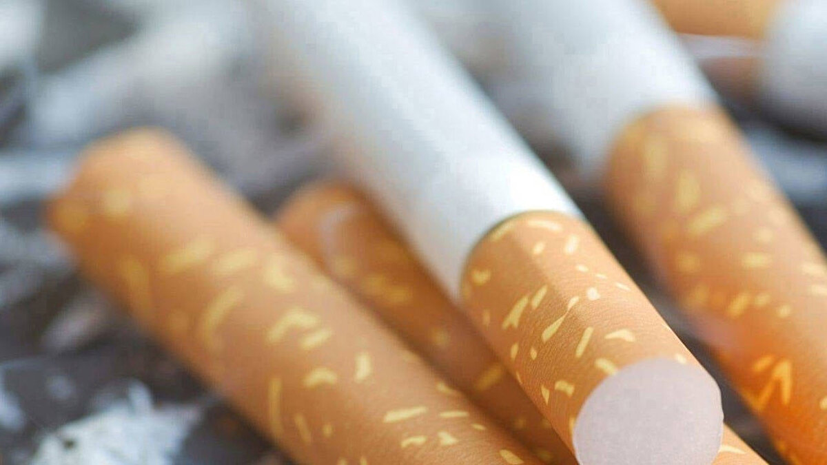 Sektör kaynaklarından alınan bilgilere göre, sigara üreticileri 16 Ekim 2025 tarihinden itibaren geçerli olmak üzere tütün ürünlerine bir kez daha zam yaptı. Yapılan son fiyat güncellemesiyle birlikte paket başına ortalama 5 TL’lik artış yaşandı.