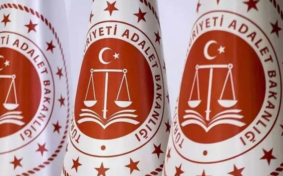 Kamuoyunun ve adalet sisteminin merakla beklediği yeni yargı reformu paketiyle ilgili son dakika gelişmeleri yaşanıyor. Adalet Bakanı Yılmaz Tunç ve AK Parti Grup Başkanı Abdullah Güler'in açıklamaları, paketin yakın zamanda Türkiye Büyük Millet Meclisi (TBMM) gündemine geleceğini gösteriyor. Ancak en çok merak edilen genel af konusunda beklentiler ve resmi açıklamalar farklı yönlere işaret ediyor.