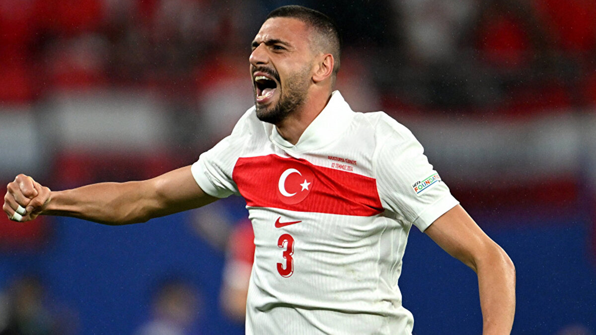 Fabrizio Romano yaptığı paylaşımda, "Merih Demiral dün gece Türkiye Milli Takımı adına iki gol attı. Haziran 2026'da sona erecek sözleşmesiyle birlikte birçok kulübün listesinde yer alıyor. Ancak Al Ahli, sözleşmesini uzatmayı öncelik haline getirdi. Görüşmeler devam ediyor." ifadelerini kullandı.