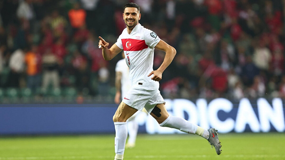 Suudi Arabistan Pro Ligi ekiplerinden Al Ahli, milli futbolcu Merih Demiral’ın sözleşmesini uzatmak için görüşmelere başladı. Son haftalarda hem kulübünde hem de Milli Takım’da sergilediği performansla öne çıkan 29 yaşındaki savunmacı için birçok kulübün devreye girdiği iddia edildi.