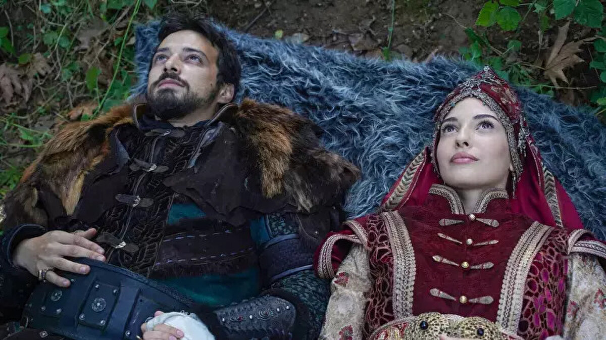 Kuruluş Orhan Ne Zaman Başlayacak?<br><br>Yapımcılığını Bozdağ Film'in üstlendiği ve Osmanlı İmparatorluğu'nun kuruluş dönemini anlatan dizinin yeni dönemi "Kuruluş Orhan"ın yayın tarihi resmi olarak duyuruldu. Dizi, 29 Ekim 2025 Çarşamba akşamı ilk bölümüyle ATV ekranlarında izleyiciyle buluşacak. Bu tarihle birlikte, Çarşamba akşamları yeniden tarihi bir serüvene ev sahipliği yapacak.