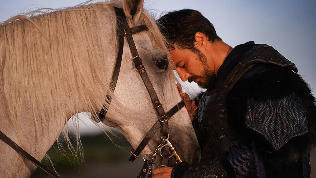 Yeni Dönem, Yeni Yüzler: İşte Kuruluş Orhan Oyuncu Kadrosu<br><br>Orhan Bey karakterini canlandıracak olan Mert Yazıcıoğlu'na birbirinden değerli isimler eşlik ediyor. Dizinin kadrosunda yer alan bazı önemli oyuncular şunlar:<br><br>Barış Falay<br><br>Bennu Yıldırımlar<br><br>Şükrü Özyıldız<br><br>Burak Sergen<br><br>Mahassine Merabet<br><br>Çağrı Şensoy<br><br>Faruk Aran<br><br>Belgin Şimşek<br><br>Yiğit Uçan<br><br>Sevinç Kıranlı<br><br>Cihan Ünal