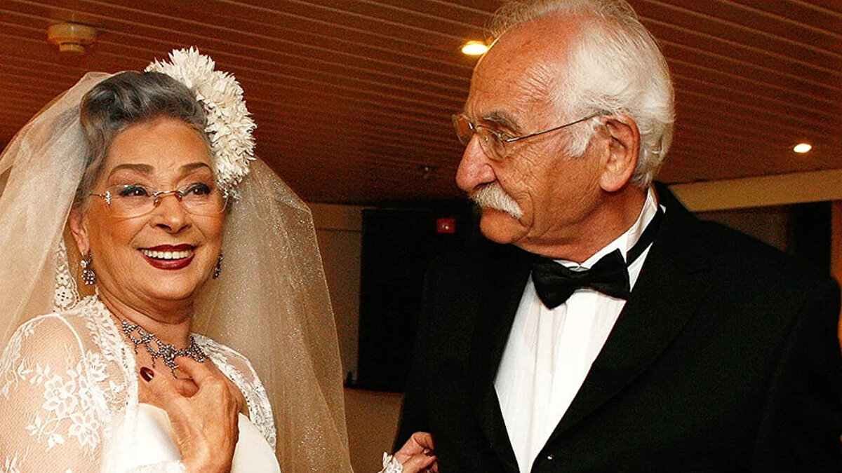 Televizyon Dünyasının Memik Dede'si<br><br>Arif Erkin Güzelbeyoğlu'nun Türkiye genelinde tanınması, "İkinci Bahar" dizisindeki Zülfikar Ağa rolüyle oldu. Ancak onu milyonların gönlüne taht kurduran rolü, şüphesiz 2004-2007 yılları arasında yayınlanan "Yabancı Damat" dizisindeki 'Memik Dede' karakteriydi. Bu rolle adeta fenomen haline geldi.<br><br>Usta oyuncu daha sonra "Canım Ailem" dizisinde Cabbar Ağa, "Muhteşem Yüzyıl" dizisinde ise Piri Mehmet Paşa gibi önemli karakterlere hayat verdi.