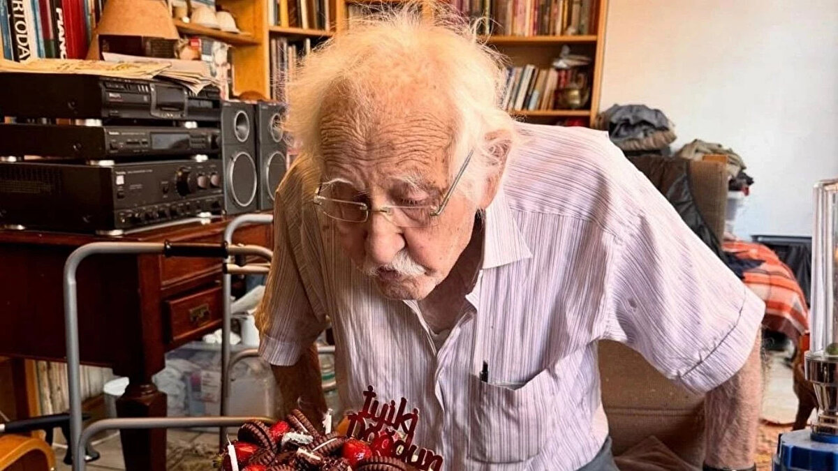 Arif Erkin Güzelbeyoğlu Kimdir? Hayatı ve Kariyeri<br><br>1935 yılında Gaziantep'te dünyaya gelen Arif Erkin Güzelbeyoğlu, lise yıllarında tiyatro ve müziğe olan tutkusunu keşfetti. İstanbul Teknik Üniversitesi'nde mimarlık eğitimi alırken aynı zamanda Devlet Opera ve Balesi'nde müzik dersleri alarak sanat yolculuğuna ilk adımlarını attı.