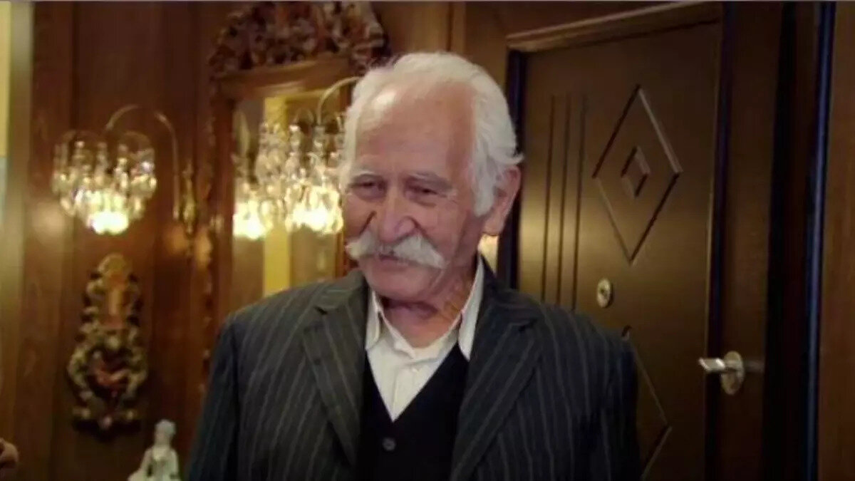 Arif Erkin Güzelbeyoğlu'nun Rol Aldığı Dizi ve Filmler<br><br>Sanat hayatı boyunca sayısız projede yer alan Güzelbeyoğlu'nun rol aldığı bazı önemli dizi ve filmler şunlardır:<br><br>Güven Bana (2023)<br><br>Aile Arasında (Dede) (2017)<br><br>Çoban Yıldızı (2017)<br><br>Güzel Köylü (Rıfat) (2014-2015)<br><br>Doksanlar (2013-2014)<br><br>Muhteşem Yüzyıl (Piri Mehmet Paşa) (2011-2014)<br><br>Hayat Devam Ediyor (İbrahim Bakırcı) (2011-2013)<br><br>Canım Ailem (Cabbar Ağa) (2009-2010)<br><br>Beyaz Melek (2007)<br><br>Yabancı Damat (Memik Dede) (2004-2007)<br><br>Yeditepe İstanbul (Hüseyin) (2001-2002)<br><br>İkinci Bahar (Zülfikar Ağa) (1998-2001)<br><br>Yazlıkçılar (Cavit) (1993-1998)<br><br>Bizimkiler (Katil Yavuz'un Ağabeyi) (1989-1991)