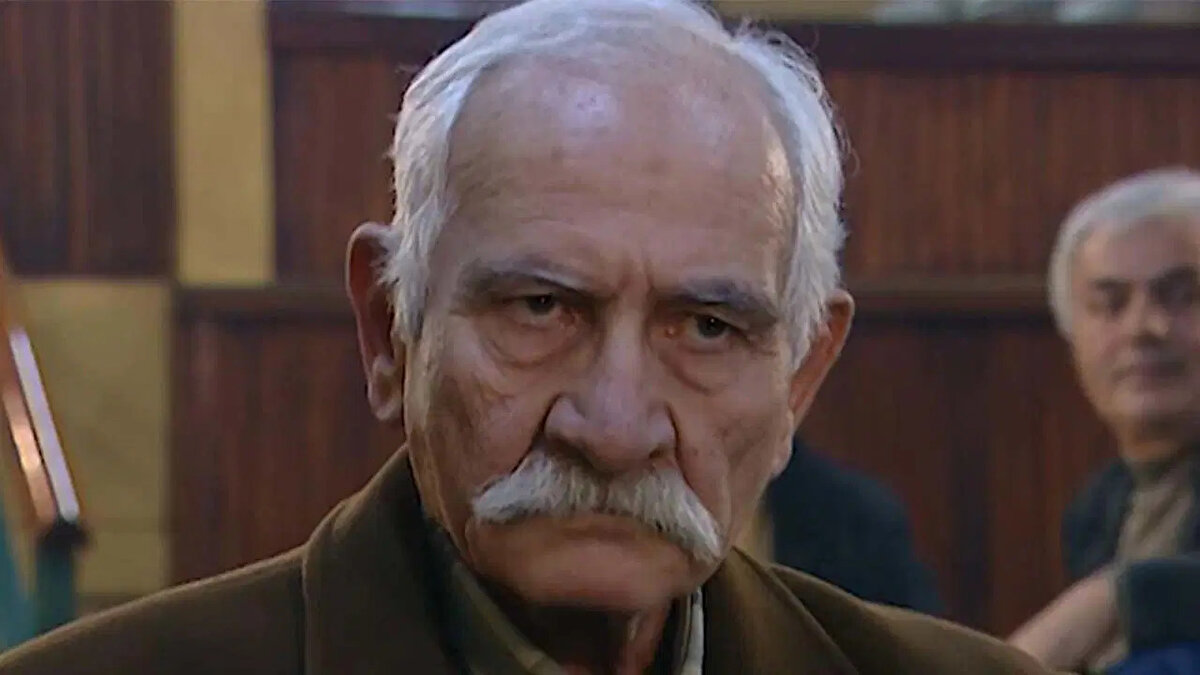 Profesyonel oyunculuk kariyerine 1964 yılında Gülriz Sururi-Engin Cezzar Tiyatrosu'nda başlayan Güzelbeyoğlu, sadece oyunculuğuyla değil, bestelediği oyun müzikleriyle de adından söz ettirdi. "Umut" filmiyle 1969 Adana Altın Koza Film Festivali'nde En İyi Müzik Ödülü'nü kazanarak bu alandaki yeteneğini de kanıtladı. Uzun yıllar belediyede mimar olarak çalışsa da sanatla bağını hiçbir zaman koparmadı.