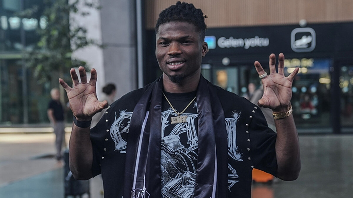 Takımla antrenmanlara önümüzdeki günlerde kademeli olarak katılması planlanan 23 yaşındaki futbolcu, eğer herhangi bir aksilik yaşanmazsa dev maçta Sergen Yalçın’ın en önemli kozlarından biri olacak. 