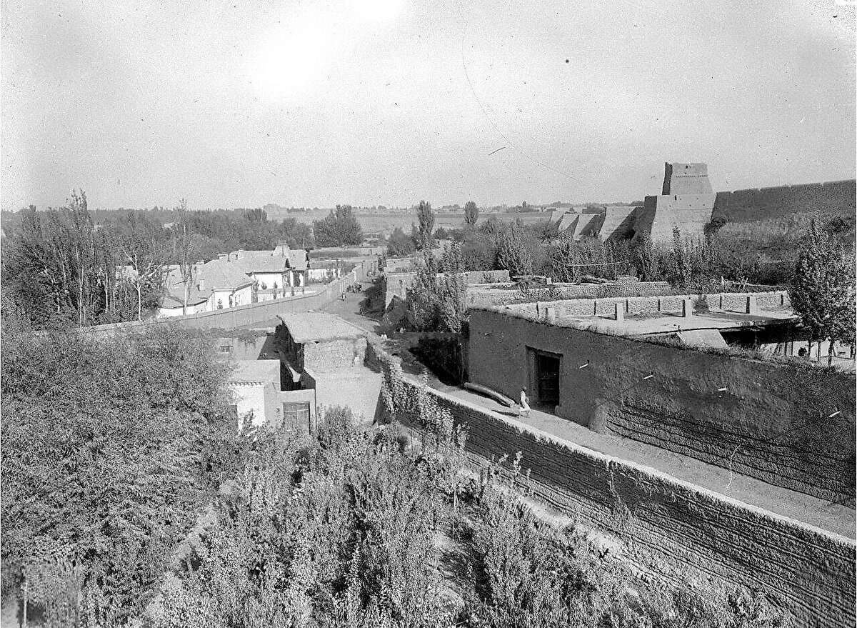 Eski şehrin caddesi ve duvarları. Kaşgar, 1906-1908.
