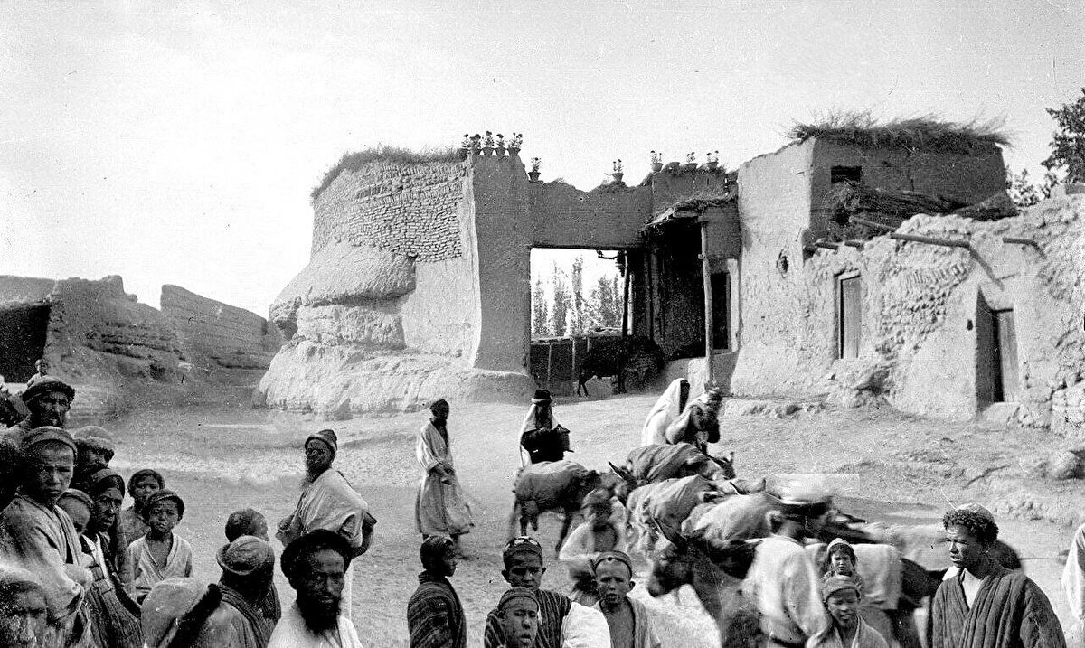 Kaşgar'ın dış kesimlerinde çiçek saksılarıyla süslenmiş bir kapı, 1906-1908.