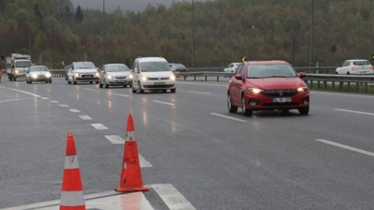 Türkiye genelinde 20 bine yakın levhanın söküldüğü, yüzlerce bölgede hız limitlerinin yeniden düzenlendiği belirtiliyor. <br><br>Bu yollar arasında, Karadeniz yolu da var. Türkiye'nin en yoğun güzergahlarından biri olan bu yolda hız limitleri uzun zamandır tepki çekiyordu. 