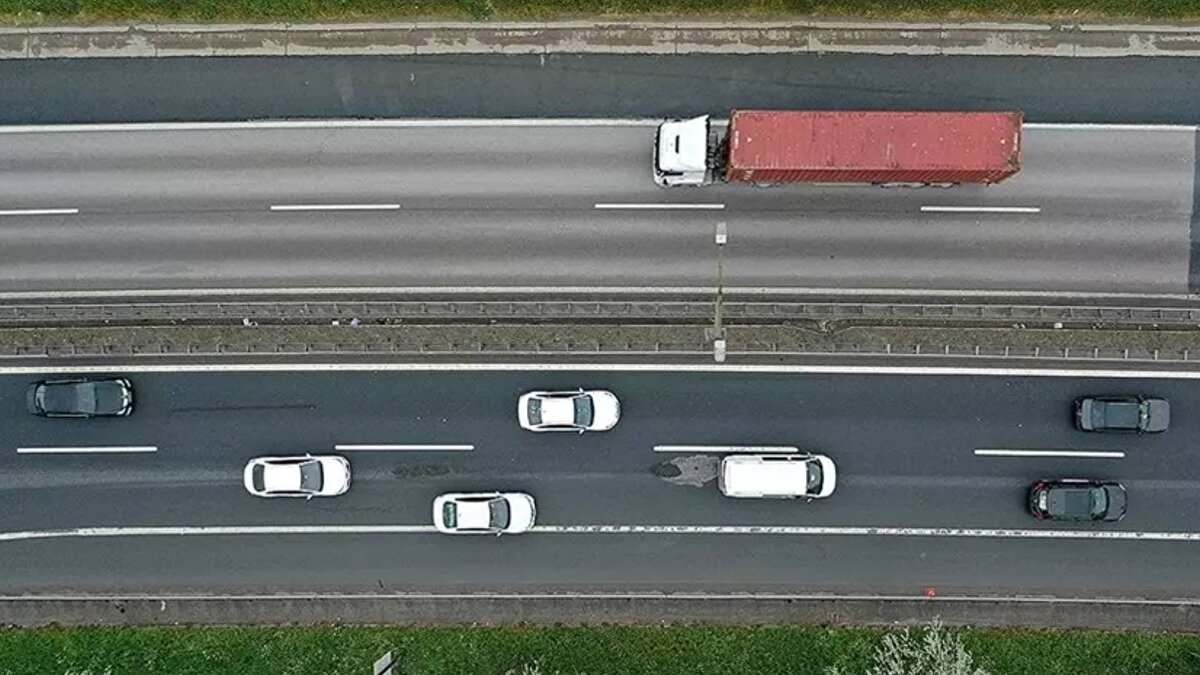 Yol boyunca, birçok yerde hız sınırı bölgeleri belirlenmişti. Ayrıca, hızı birden 50 veya 80'e düşüren levhalar bulunuyordu. Bazı büyük yerleşim yerlerinin içinden geçen yolların dışında, yolla bağlantısı bile olmayan bazı küçük yerleşim yerleri için hız sınırı bölgeleri bulunuyordu.<br><br>Güzergahta, sürücülerin birden karşısına çıkan bu levhalardan çok sayıda bulunuyordu ve birçok bölgede hız sınırının nerede bittiği bile anlaşılamıyordu.