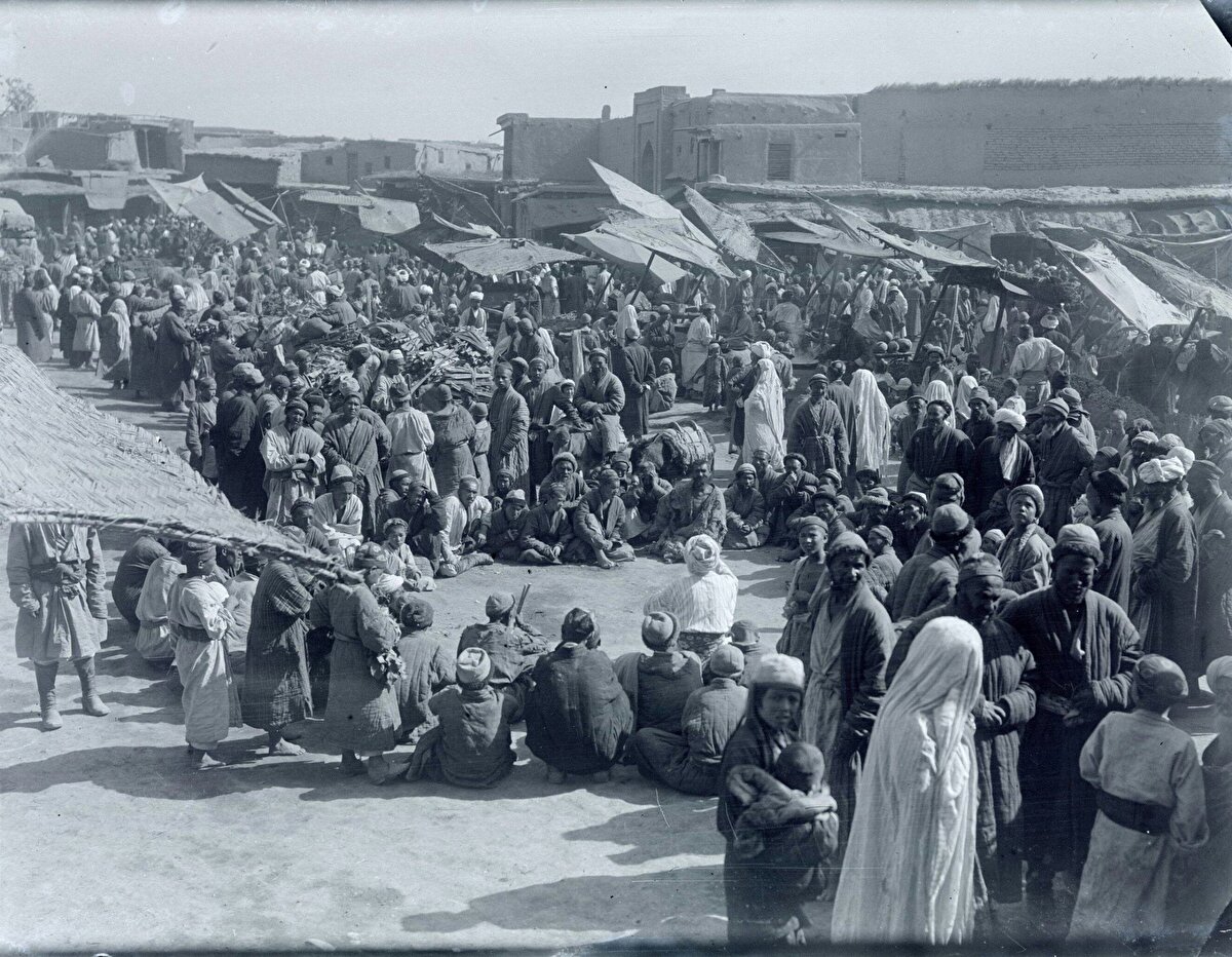 Sincan'ın Kaşgar kentindeki bir Pazar ve hikâye anlatıcının etrafındaki toplanan kalabalık.