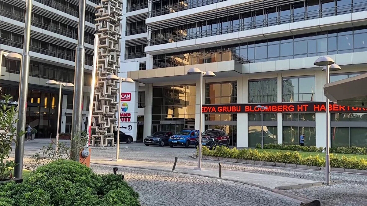 İstanbul İl Jandarma Komutanlığı KOM Şube Müdürlüğüne verilen talimatla gerçekleştirilen operasyonda; Binsat Holding Yönetim Kurulu Başkanları Arafat Bingöl ve Cengiz Bingöl, eski Bilgi Üniversitesi Rektörü Remzi Sanver, Can Yayın Holding Yönetim Kurulu Başkanı Mehmet Kenan Tekdağ ile Can Holding'in sahiplerinden Şakir Can ve Murat Can'ın eşleri Betül Can ile Zühal Can'ın da aralarında bulunduğu 26 şüpheli gözaltına alındı.