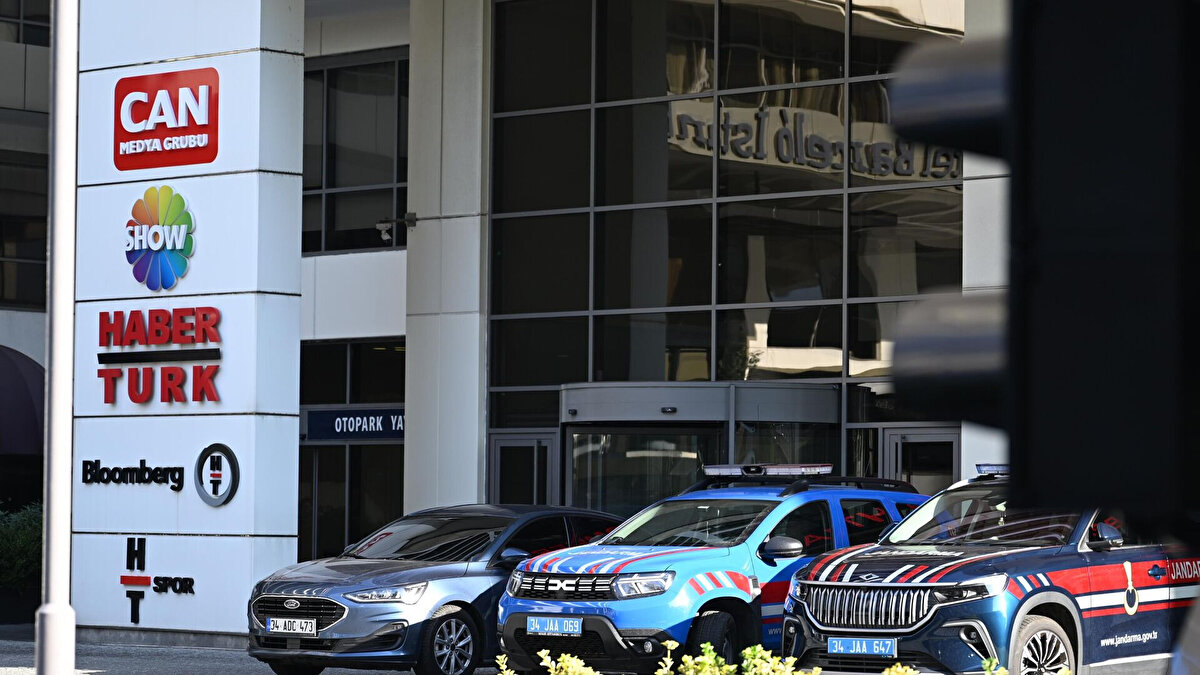 Şirket merkezlerinde ve ikamet adreslerinde yapılan aramalarda çok sayıda dijital materyal, belge ve evrak ele geçirildi. Şüphelilerden 3'ü yurt dışında olduğu için firari durumdaki 6 zanlıyı yakalamaya yönelik çalışmalar sürüyor.<br>