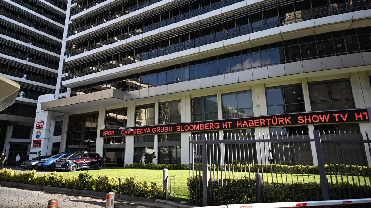 Can Holding soruşturmasında ikinci dalga operasyonu yapıldı. İstanbul merkezli operasyonda bir çok isim ve şirkete el konuştu. 4 İlde gerçekleştirilen operayonda Kenan Tekdağ, iş insanı Arafat Bingöl ve eski Bilgi Üniversitesi Rektörü Remzi Sanver'in de aralarında bulunduğu 26 kişi gözaltına alındı. Masak raporunda holding ile ilişkili 121 şirkete ait hesaplarda 88 milyar TL'lik şüpheli işlem tespit edildi. İkinci dalga operasyonu ile tekrar gündeme gelen Can Holdind'in kimin olduğu merak ediliyor. Peki Can Holding kimin? Can Holding ne zaman kuruldu? Can Holding sahibi kim? Can Holding'e neden el konuldu?