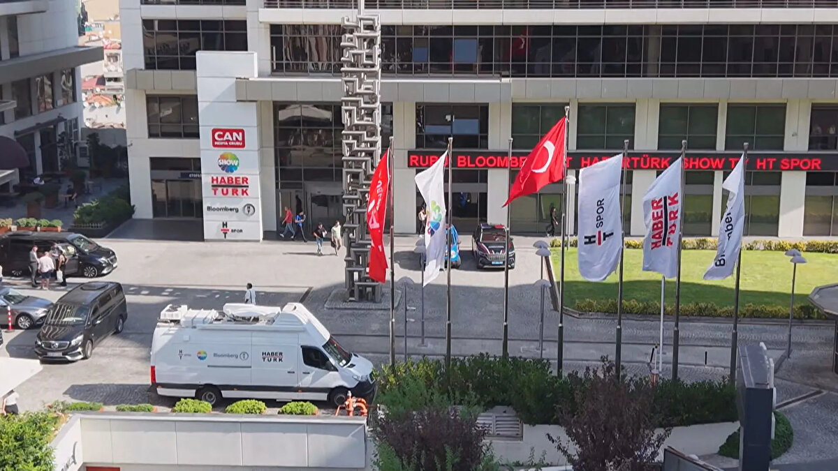 CAN HOLDİNG'İN SAHİBİ KEMAL CAN KİMDİR?<br>Can Holding’in yönetiminde bulunan Kemal Can, 1973 yılında Ağrı’nın Doğubayazıt ilçesinde dünyaya geldi. Şirketin kurucusu Zamanhan Can’dan sonra holdingi devralan Kemal Can, bugün grubun faaliyetlerini farklı sektörlerde sürdürmesini sağlıyor.<br>Enerji, petrol, elektrik, eğitim ve turizm-otelcilik gibi pek çok alanda yatırımları bulunan Can, aynı zamanda İstanbul Bilgi Üniversitesi Mütevelli Heyeti Başkanı olarak da görev yapıyor.