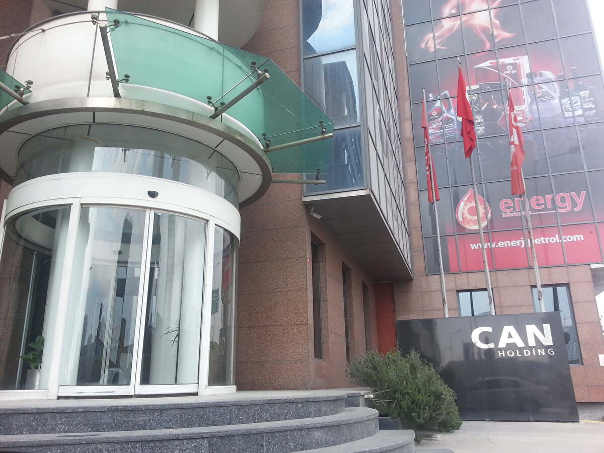 KENAN TEKDAĞ KİMDİR?<br><br>1956 yılı Ağrı - Doğubeyazıt doğumlu olan Mehmet Kenan Tekdağ, 1979 yılında İstanbul Üniversitesi Hukuk Fakültesini bitirmiş, bir süre Cumhuriyet Savcılığı görevinde bulunduktan sonra 1984 yılında serbest avukatlık görevine başlamıştır.<br>Ciner Yayın Holding Yönetim Kurulu Başkanı olan Kenan Tekdağ, bu görevinin yanı sıra Ciner Grubu Hukuk Başmüşavirliği görevini de yürütmektedir.<br><br><br><br><br><br>