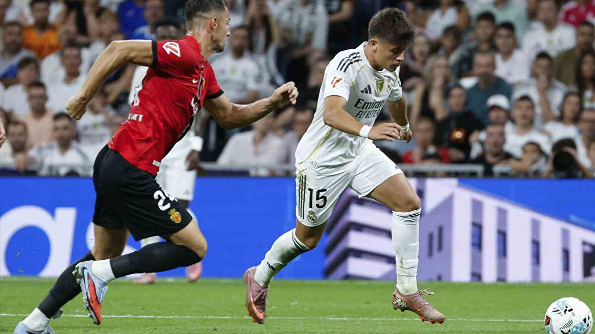 Soru: Arda Güler'in fiziksel yetenekleri, oyun becerisi ve teknik becerileri hakkında ne düşünüyorsunuz?<br><br>“8 KİLO KAS KÜTLESİ KAZANDI VE SAHADA BİR <br>SİHİRBAZ GİBİ”<br><br>Arda, fiziksel olarak büyük bir ilerleme kaydetti; yaklaşık sekiz kilo kas kütlesi kazandı, bu da muazzam. Elbette hala gelişmesi gereken yerleri var, ancak yaşadığı evrimi çok net görebiliyorsunuz. Topla bambaşka bir şey. O, sahada sanki bir sihirbaz; doğal yeteneğe sahip nadir oyunculardan biri. Yaratıcılığı ve hayal gücüyle savunmaları alt etme biçimi... Bu işin sanatını çok güzel yapıyor. <br>