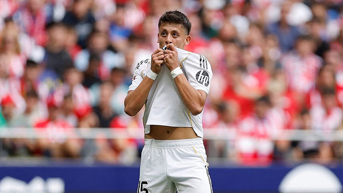 Soru: Sizce Xabi Alonso bu yıl Arda Güler'i hangi mevkide oynatacak?<br><br>“ARDA, DERİN POZİSYONDA DAHA İYİ OYUN KURABİLİYOR”<br><br>Arda Güler'in bu sezon biraz daha geride, orta sahanın merkezine daha yakın oynayacağını düşünüyorum, böylece Bellingham 10 numara rolünü üstlenebilir. Aslında bu çok mantıklı; Jude'un en iyi performansını ortaya çıkarırken Arda'nın da oyuna dahil olmasına ve bağlantı kurmasına olanak tanıyor. Vizyonu ve paslarıyla, büyüsünü kaybetmeden daha derin bir pozisyonlarda iyi oyun kurabiliyor."