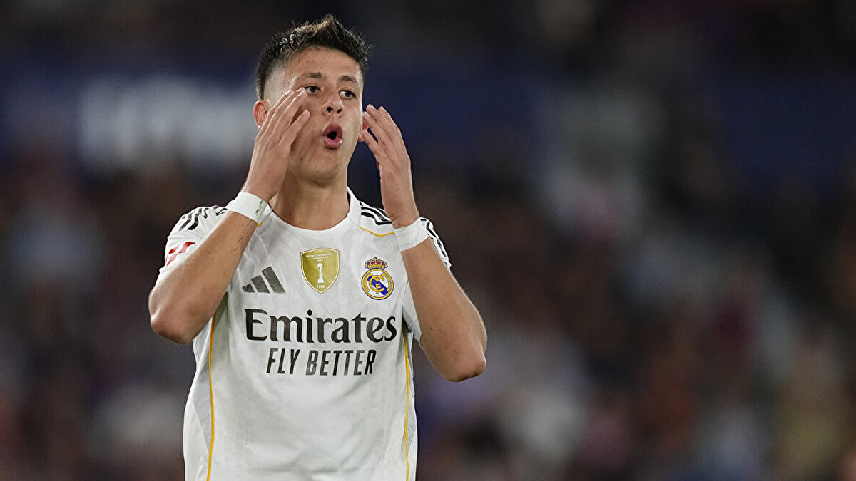 Soru: Mbappe-Vinicius-Arda-Bellingham dörtlüsünün ideal bir seçim olduğunu düşünüyor musunuz? Bu dörtlüden hangisini yedek kulübesine çekerdiniz?<br><br>“REAL MADRID’İN GELECEĞİ BU 4’LÜ ÜZERİNDEN İNŞA EDİLMELİ”<br><br>Real Madrid'in geleceği bu dörtlünün etrafında inşa edilmeli. Hiçbirini yedek kulübesine çekmezdim - yetenek, güç, yaratıcılık ve zekânın mükemmel bir karışımını temsil ediyorlar. Bu tür bir kimyayı ayırmazsınız; takımı onun etrafında kurarsınız.<br><br>