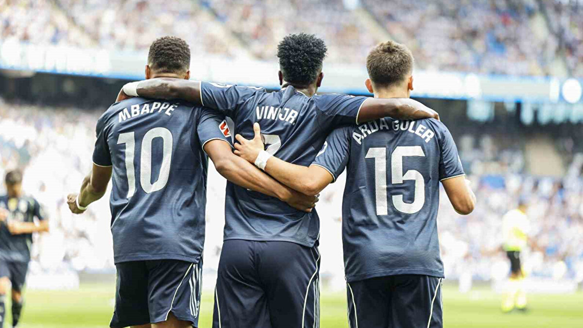 Soru: Arda Güler'in Real Madrid'deki geleceği hakkında ne düşünüyorsunuz? Uzun vadeli bir oyuncu mu olacak, yoksa bir iki yıl içinde başka bir takıma transfer olabilir mi?<br><br>“ARDA R. MADRID’IN BİR PROJESİ VE PLAN; ONU TEMEL TAŞLARDAN BİRİ YAPMAK”<br><br>“Arda, önümüzdeki yıllarda R. Madrid için kilit bir oyuncu olacak ve buna hiç şüphe yok. Kulübün uzun vadeli projesinin bir parçası ve bu anlamda tamamen dokunulmaz. Hiçbir yere gitmiyor. Plan, onu bir sonraki büyük Real Madrid takımının temel taşlarından biri yapmak.”<br><br>