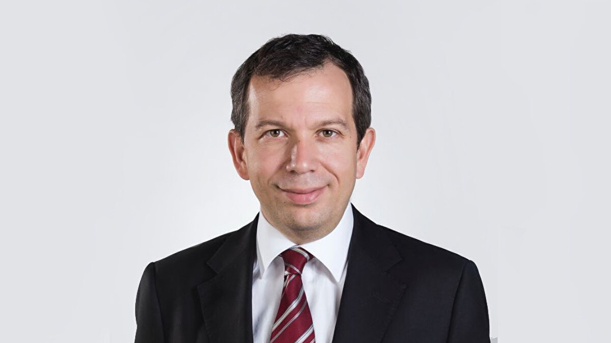 NEDEN GÖZALTINA ALINDI<br>17 Ekim 2025 tarihli Can Holding'e yönelik İstanbul merkezli soruşturmada Mersin, İzmir ve Iğdır'da 35 şüpheli hakkında gözaltı kararı verildi.<br><br>Şüphelilerden 26 kişi gözaltına alındı. Bu isimlerden biri de Prof. Dr. Remzi Sanver.<br>