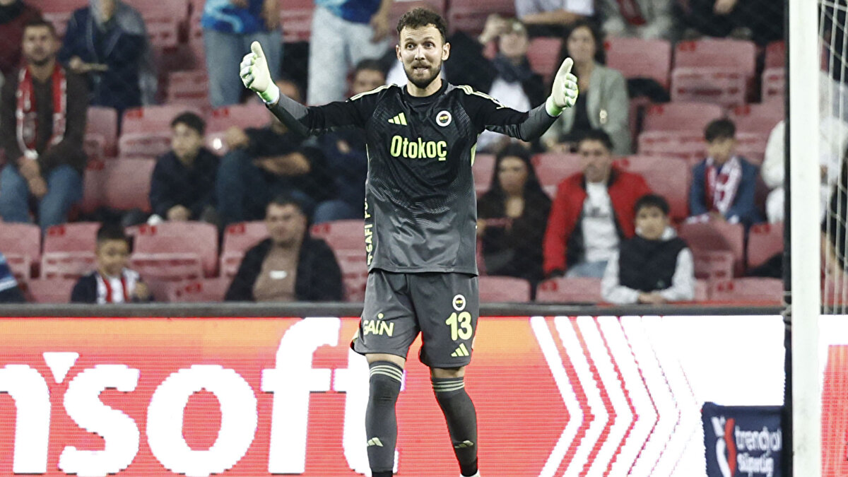 Sezon başında Fenerbahçe'ye transfer olan Ederson, 5 maçta, topu 5 kez filelerinde görürken bu karşılaşmaların ikisinde de kalesini gole kapadı. Tarık Çetin ise Fenerbahçe formasıyla ilk resmi maçına Samsunspor karşısında çıktı ve gol izni vermedi.<br><br>