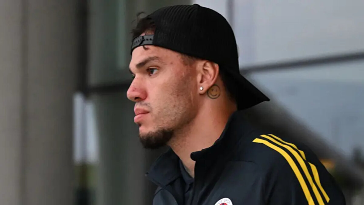 Fenerbahçe, Süper Lig'in 9. haftasında Fatih Karagümrük'ü konuk edecek. 19 Ekim Pazar günü saat 20.00'de başlayacak karşılaşma öncesi sarı lacivertlilerin file bekçisi  Ederson'un sakatlığı bulunuyordu.<br><br>