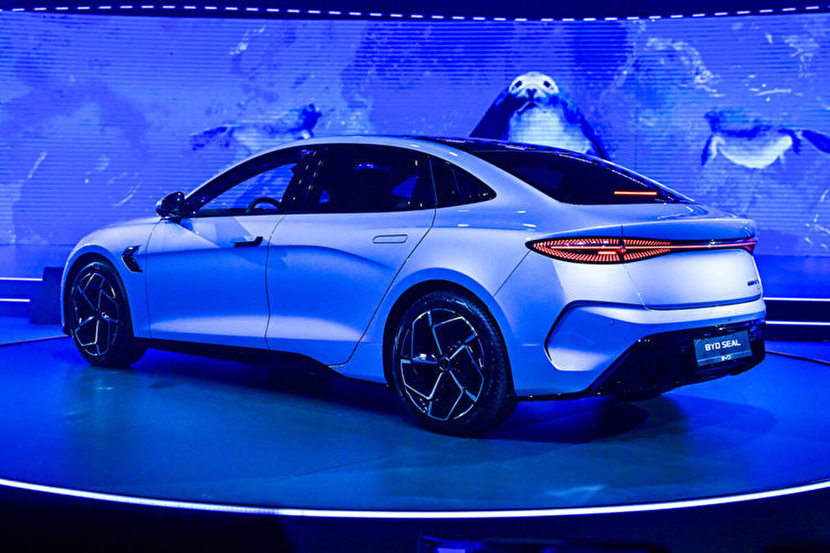 Bu yeni gelişme, BYD'nin 2024 yılı boyunca gerçekleştirdiği üçüncü büyük geri çağırma oldu:<br><br>Ocak ayında: 6.843 adet Bao 5 hibrit SUV modeli yangın riski nedeniyle geri çağrıldı.<br><br>Eylül ayında: 97.000 adet Dolphin ve Yuan Plus model araç, direksiyon ünitesindeki hata nedeniyle servise alındı.<br><br>Ekim’de: Tang ve Yuan Pro ile birlikte toplam sayı 200 bini aştı.